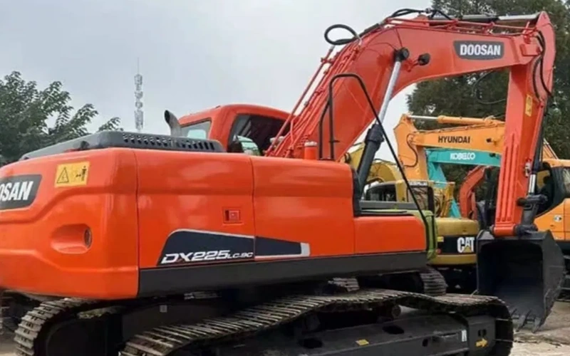 22T Excavateur Doosan DX225LC9C d'occasion