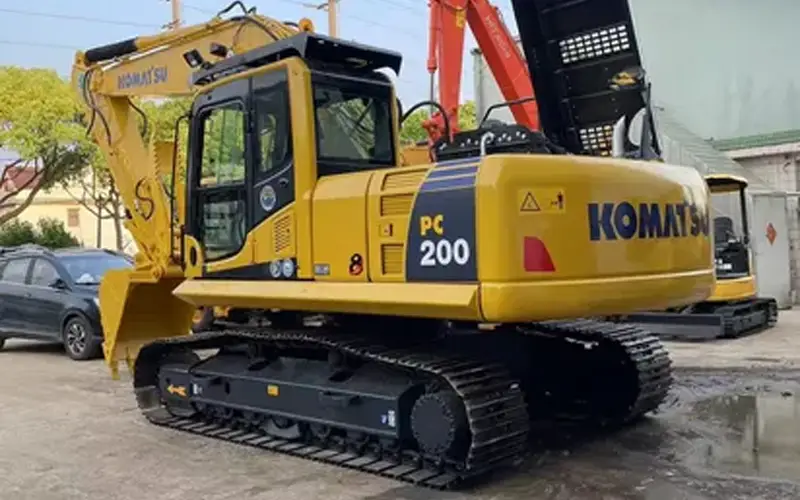 Средний гусеничный экскаватор Komatsu PC200-8 б/у
