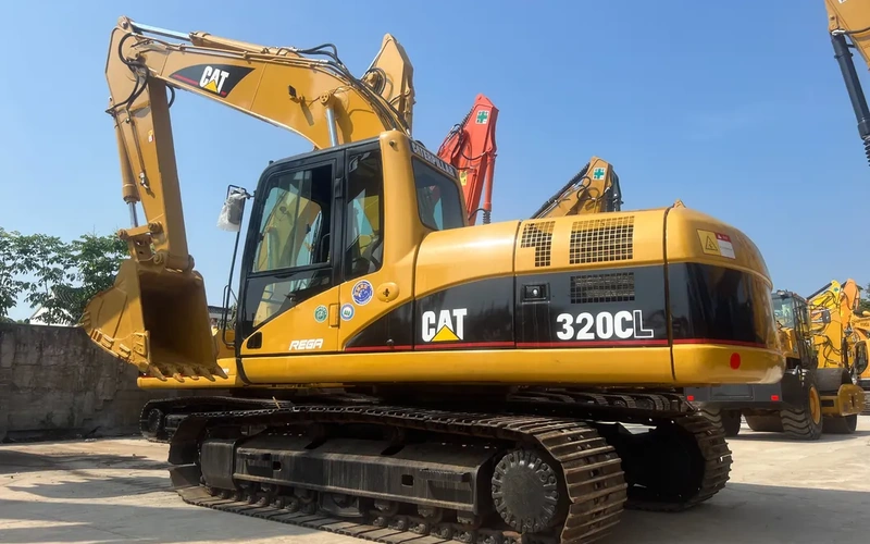 حفارة Caterpillar CAT 320CL مستعملة