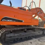 brugt doosan dx300lc gravemaskine på larvebånd banner 6