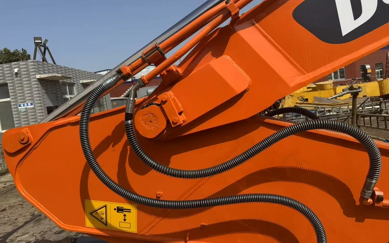 Brugt Doosan DX300LC gravemaskine på larvefødder