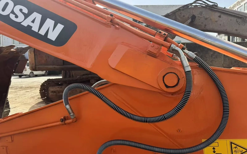 Brugt Doosan DX300LC gravemaskine på larvefødder